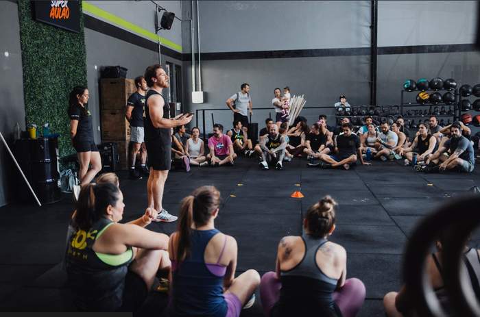 Coach explicando o treino para a turma no Penta Campinas